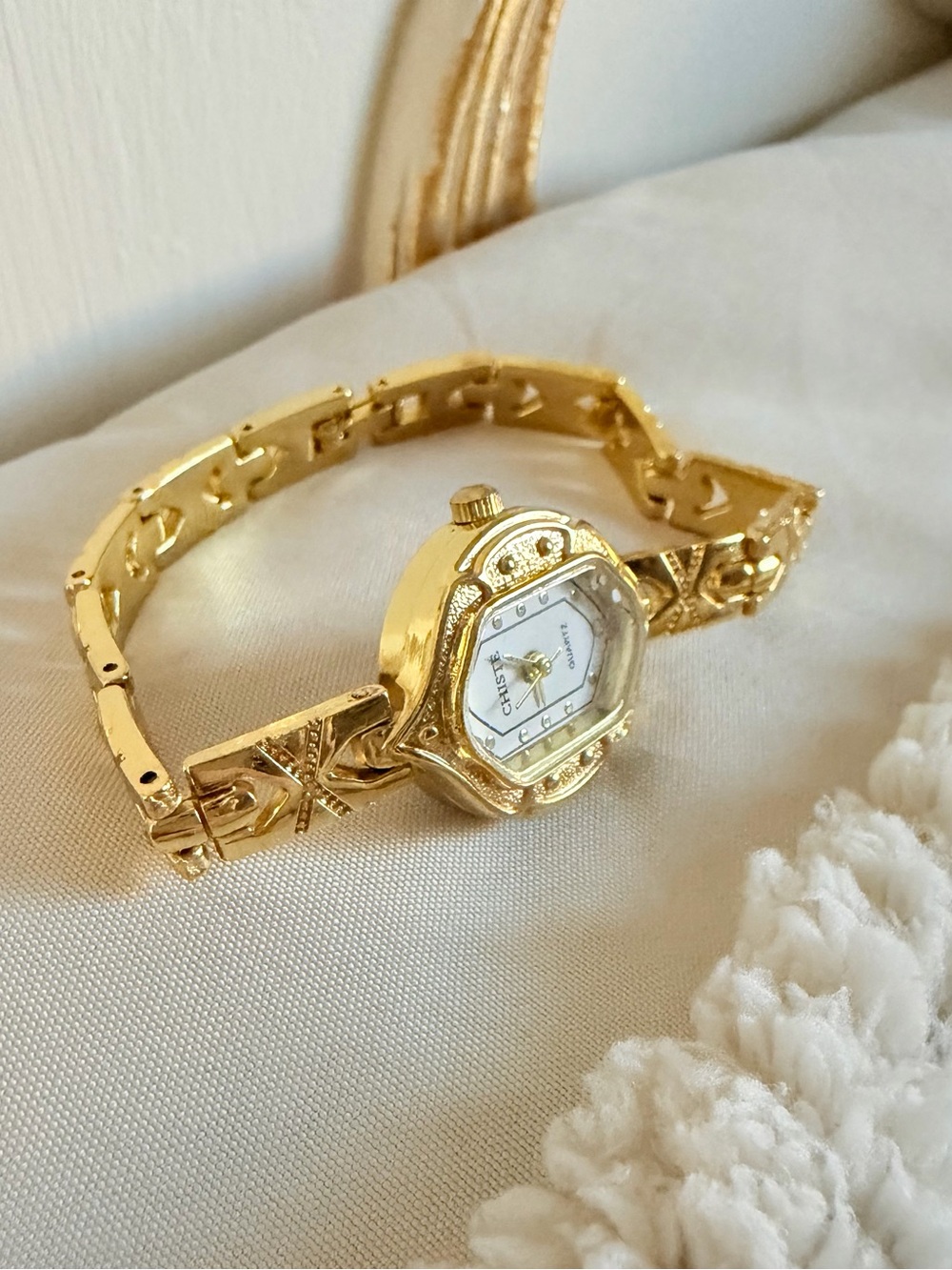 Vintage Dainty Elegant Gold Bracelet Watch